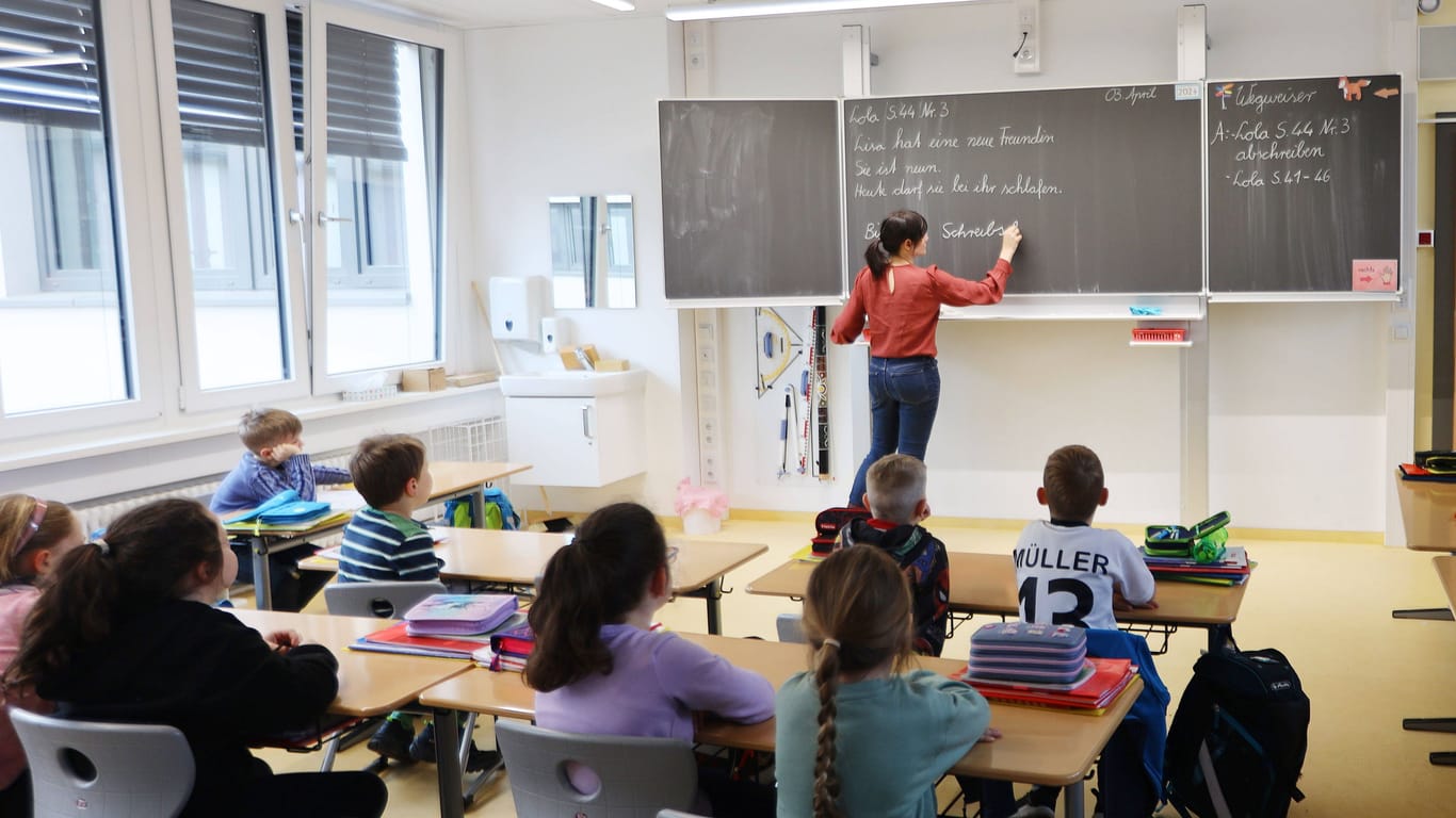 Eine Grundschulklasse im Unterricht (Symbolbild): In Hamburg entstehen acht neue Schulen, darunter auch zwei Grundschulen.