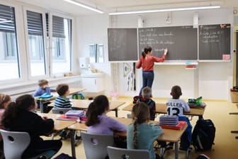Eine Grundschulklasse im Unterricht (Symbolbild): In Hamburg entstehen acht neue Schulen, darunter auch zwei Grundschulen.