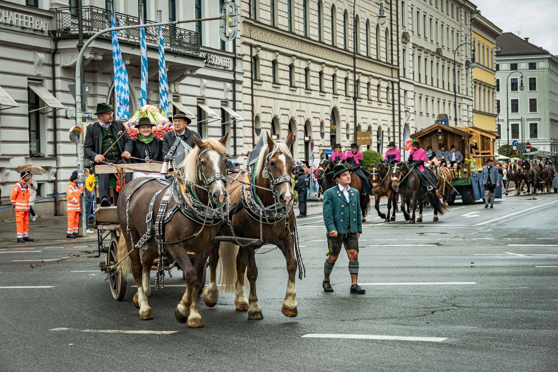 Kutschen fahren beim Trachten- und Schützenumzug mit (Archivbild): Eine Gruppe von Lokalpolitikern macht sich für ein Aus der Tradition stark.