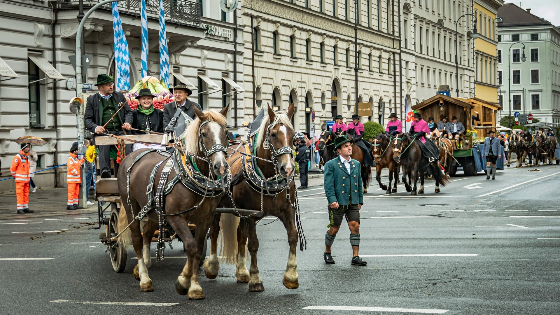 Kutschen fahren beim Trachten- und Schützenumzug mit (Archivbild): Eine Gruppe von Lokalpolitikern macht sich für ein Aus der Tradition stark.