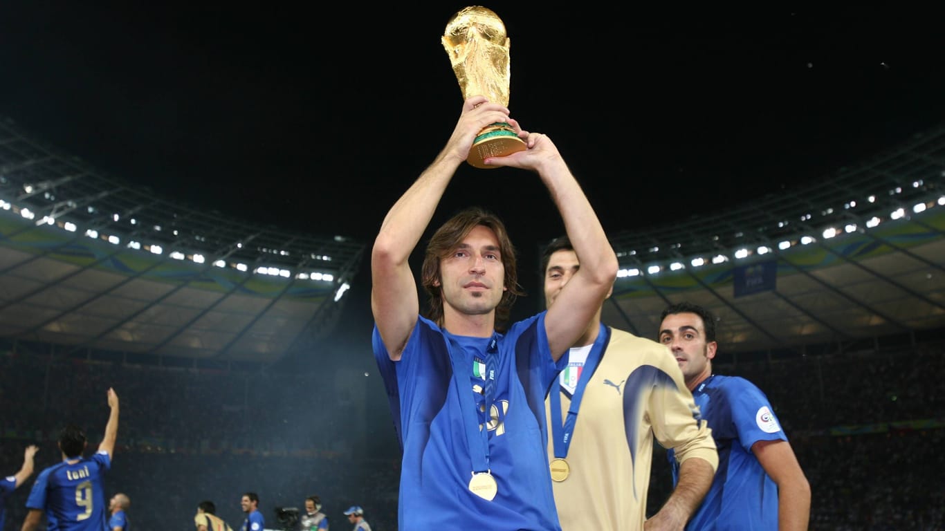 Andrea Pirlo am 9. Juli 2006 mit dem WM-Pokal im Berliner Olympiastadion: Italien hatte Frankreich im Elfmeterschießen besiegt.