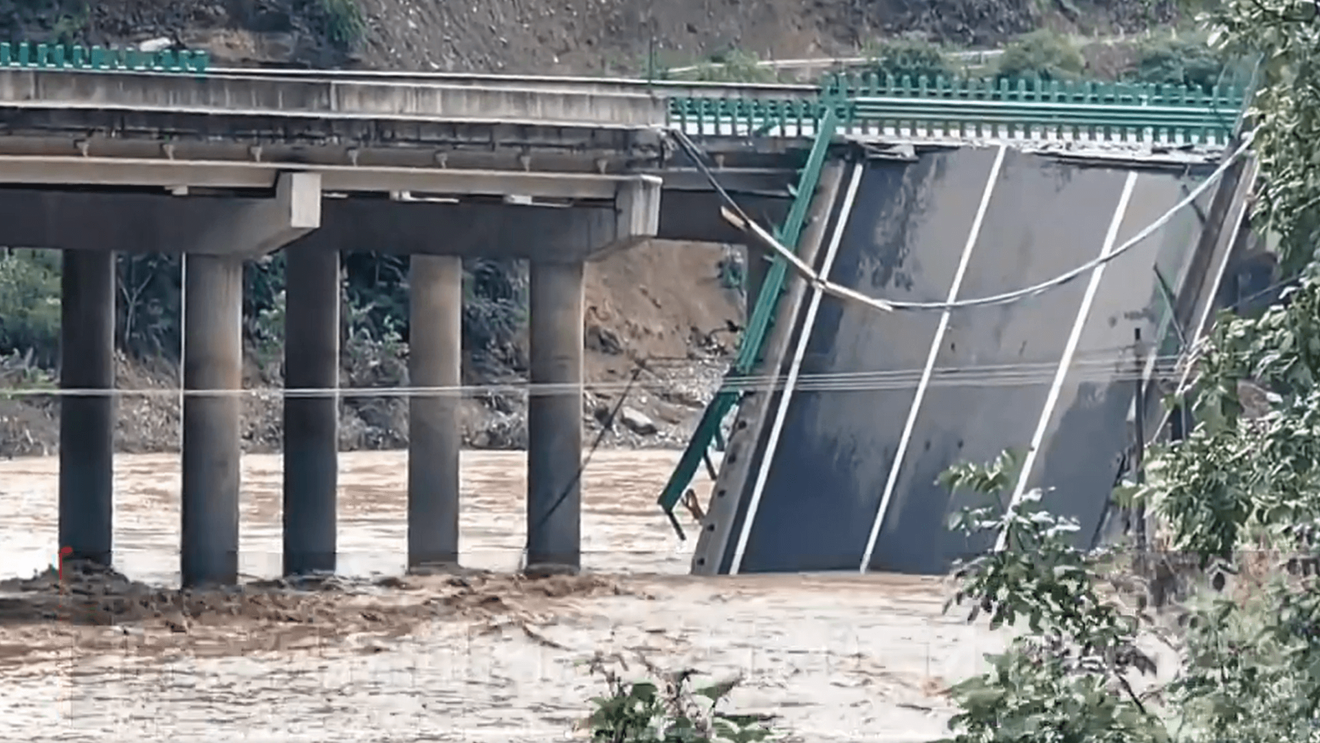 Bei einem tragischen Unglück im Nordwesten Chinas ist eine Autobahnbrücke eingestürzt und hat mindestens elf Menschen in den Tod gerissen. Nach Angaben der staatlichen Nachrichtenagentur Xinhua ereignete sich der Vorfall bereits am Freitagabend im Kreis Zhashui in der Provinz Shaanxi.