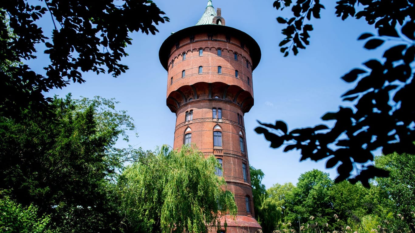 Der historische Wasserturm steht im Stadtzentrum von Cuxhaven. Das 48 Meter hohe Bauwerk wurde zu einem Café und zu Ferienwohnungen ausgebaut.