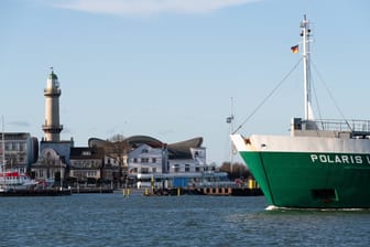 Ein RoRo-Frachter fährt in Rostock-Warnemünde ein (Archivbild).