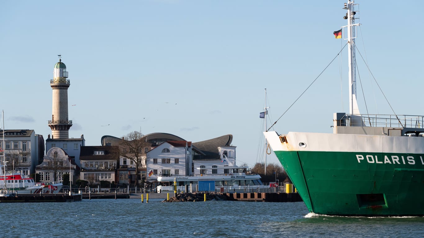 Ein RoRo-Frachter fährt in Rostock-Warnemünde ein (Archivbild).