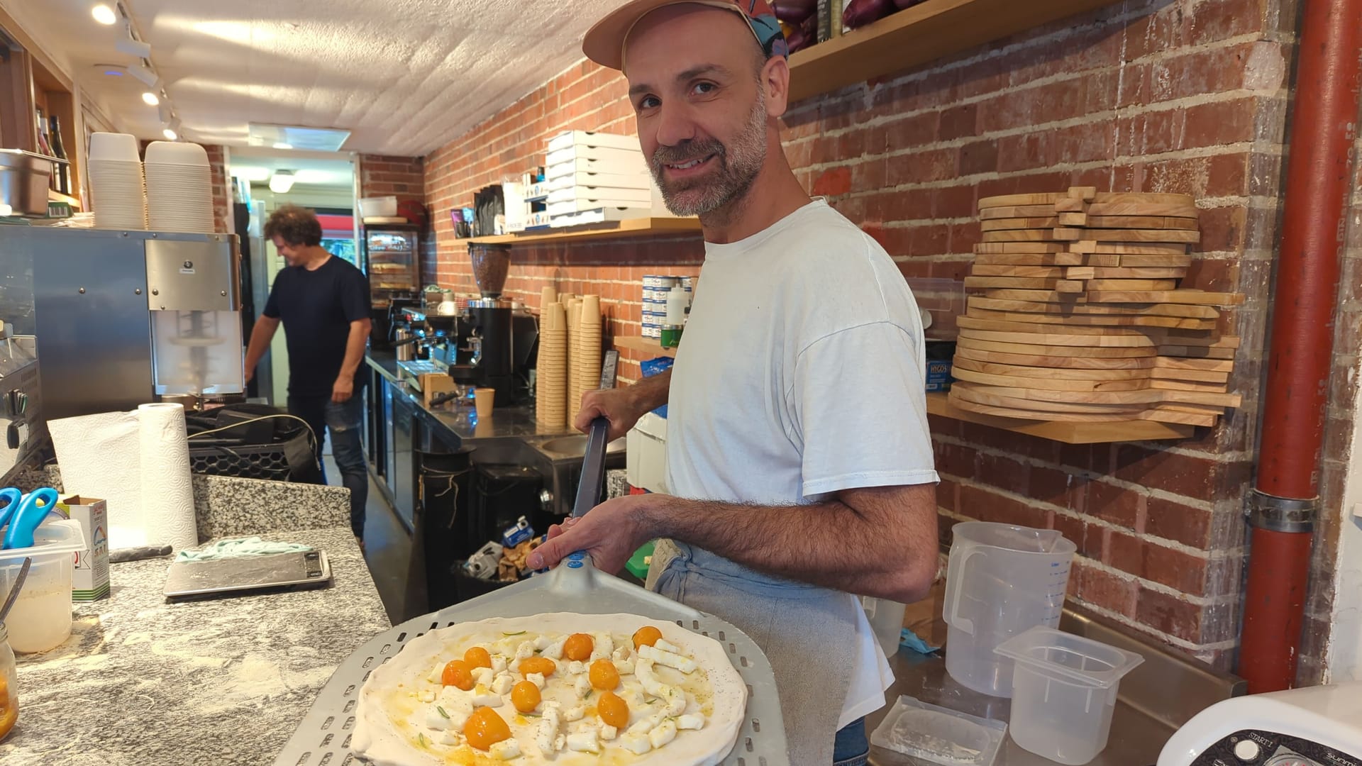 Pizza im Kiosk: Koch Thiago bereitet die Kreationen frisch zu.