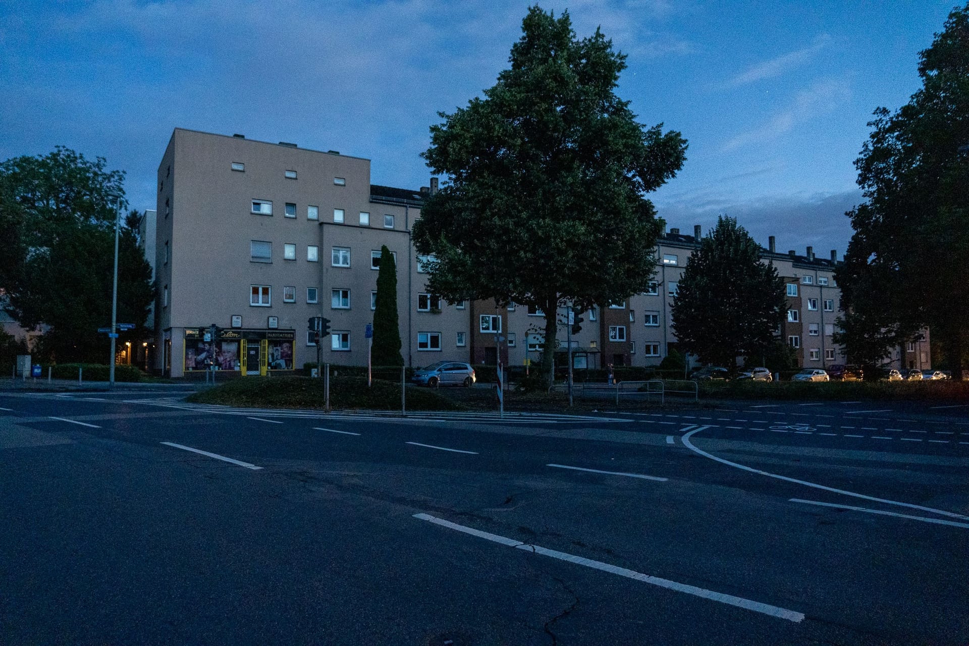 Zappenduster war es am Mittwochabend in Preungesheim und Eckenheim: Die Feuerwehr richtete Notfallmeldestellen ein.