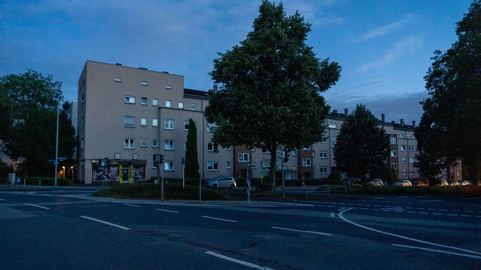 Zappenduster war es am Mittwochabend in Preungesheim und Eckenheim: Die Feuerwehr richtete Notfallmeldestellen ein.