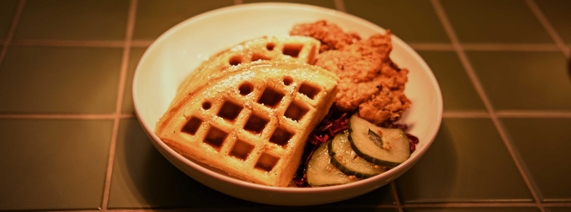 Waffeln mit frittiertem Hühnchen: Das Gericht gibt's nun im "Yeahboy".