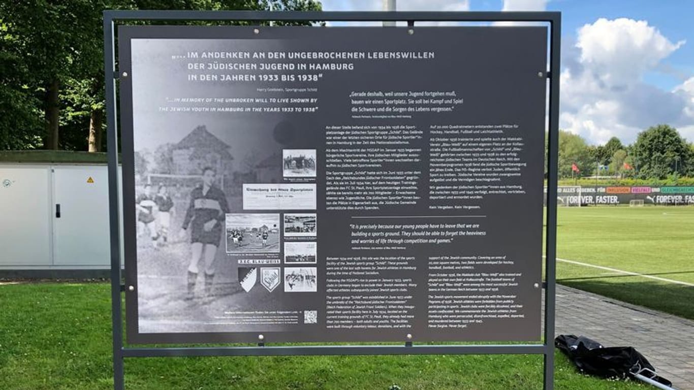 Die Gedenktafel steht am Haupteingang des Trainingszentrums des FC St. Pauli an der Kollau-