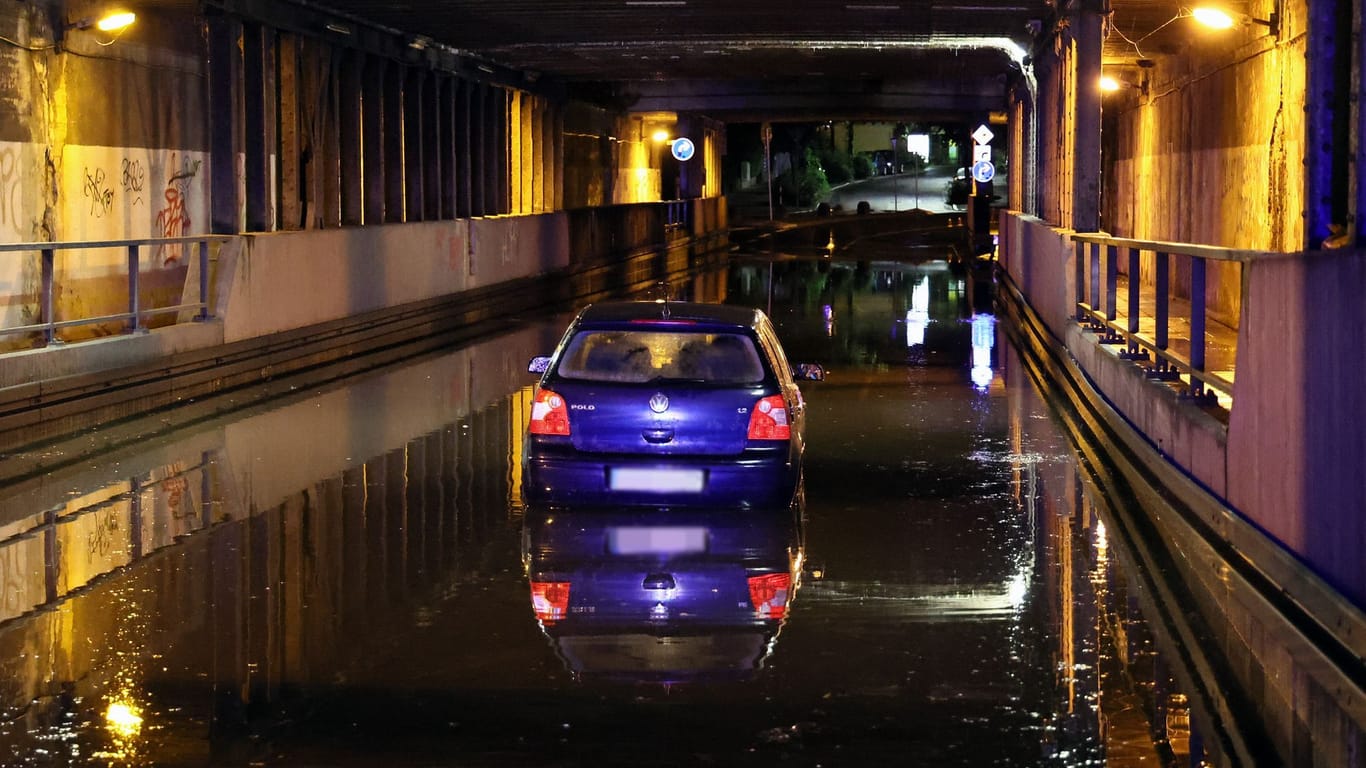 Ein Auto steht in einer überfluteten Unterführung. Starker Regen hat am Abend in Aschaffenburg zu einigen überlaufenen Kellern und Straßen geführt.
