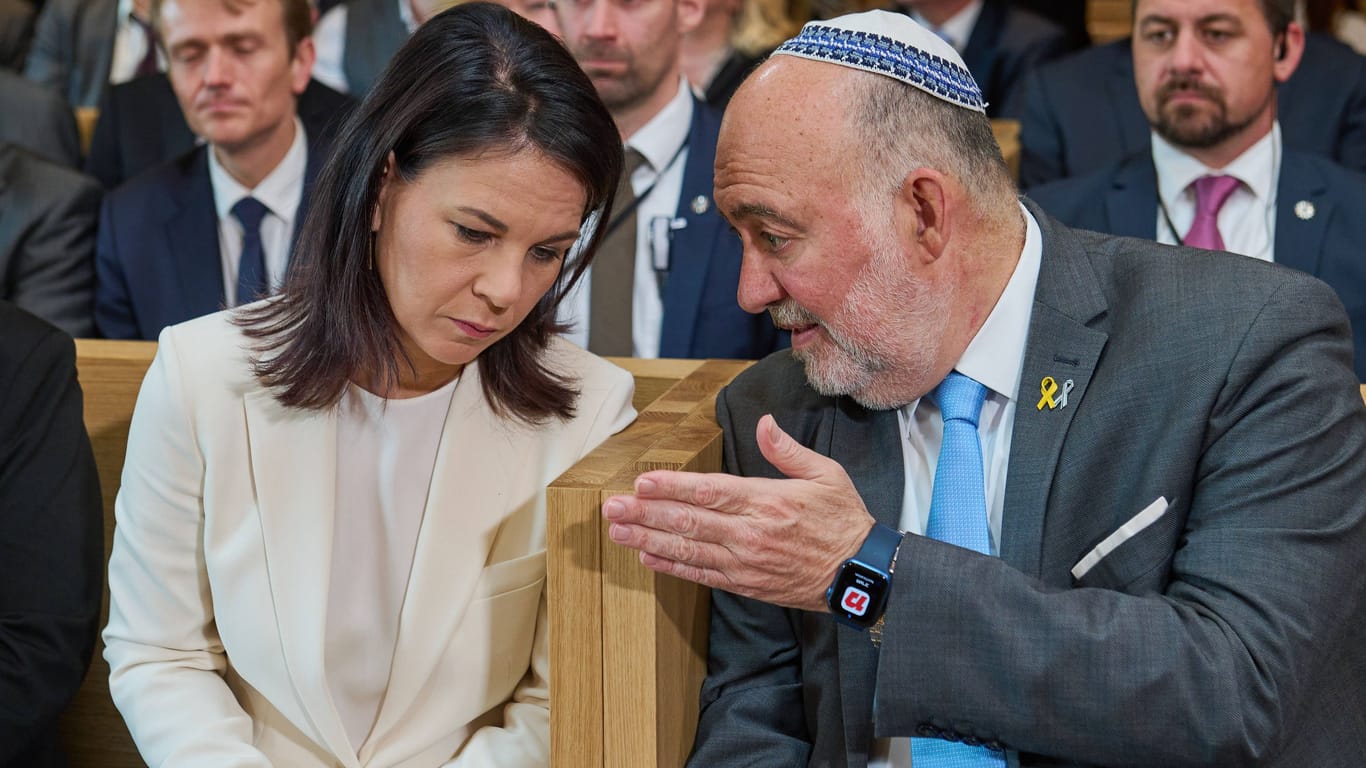 Außenministerin Annalena Baerbock und der israelische Botschafter Ron Prosor.