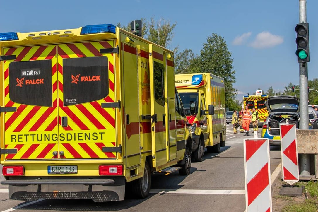 Unfall (Symbolfoto): In Chemnitz wurde eine Frau von einem Ampelmast getroffen, sie starb noch an der Unfallstelle.