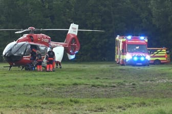 Delmenhorst: Rettungskräfte stehen bei einem Hubschrauber und bereiten den Transport der Verletzten vor.