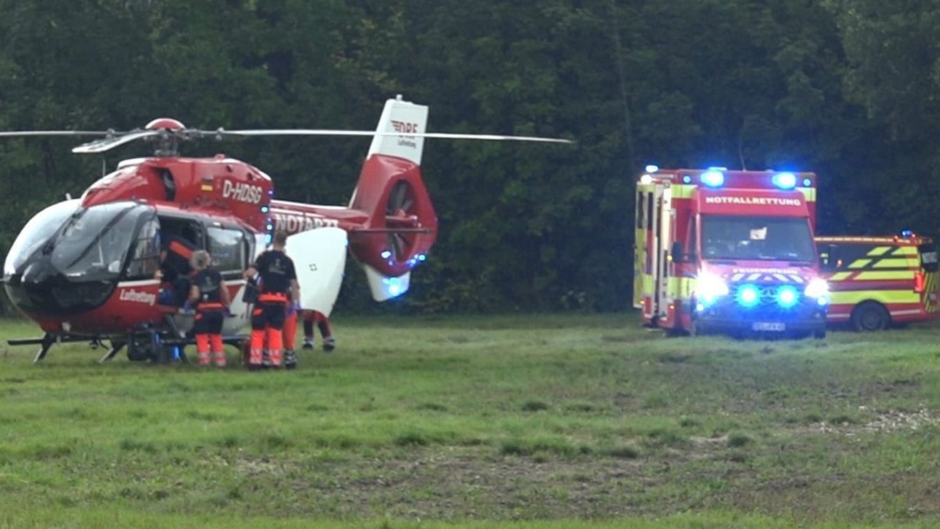 Delmenhorst: Rettungskräfte stehen bei einem Hubschrauber und bereiten den Transport der Verletzten vor.