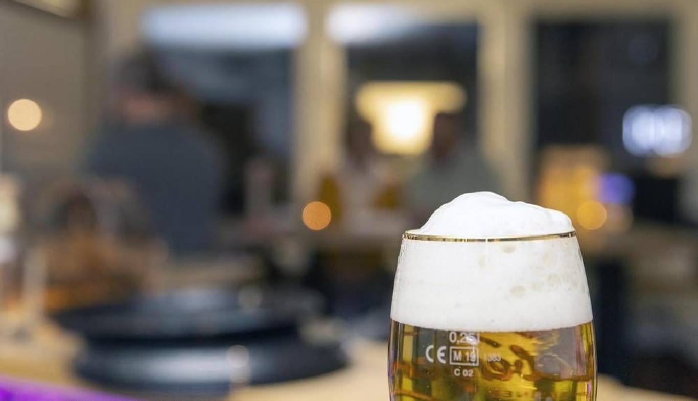 Bier in einer Kneipe (Symbolfoto): Das Neuköllner "Loophole" steht vor dem Aus.