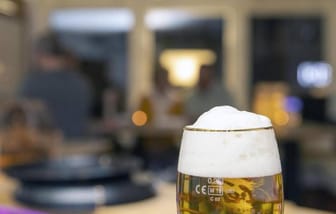 Bier in einer Kneipe (Symbolfoto): Das Neuköllner "Loophole" steht vor dem Aus.