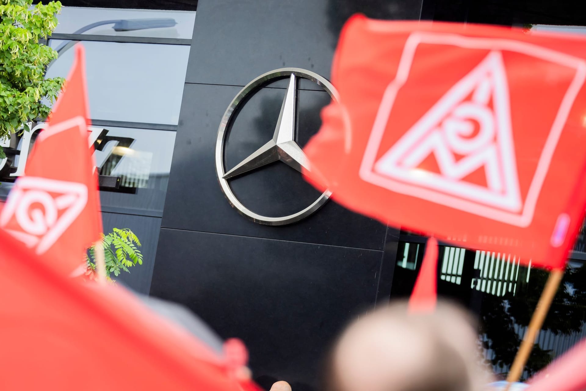 Protest gegen Verkauf von Mercedes-Autohäusern