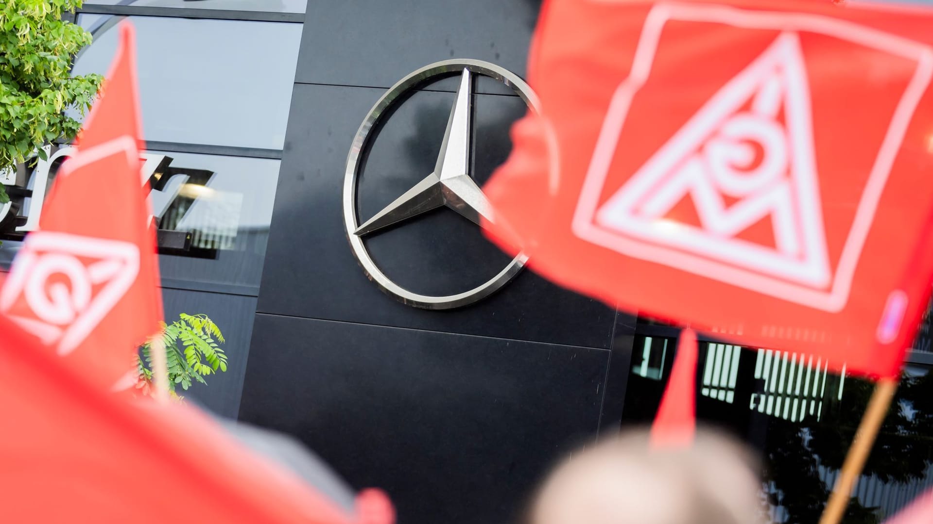 Protest gegen Verkauf von Mercedes-Autohäusern