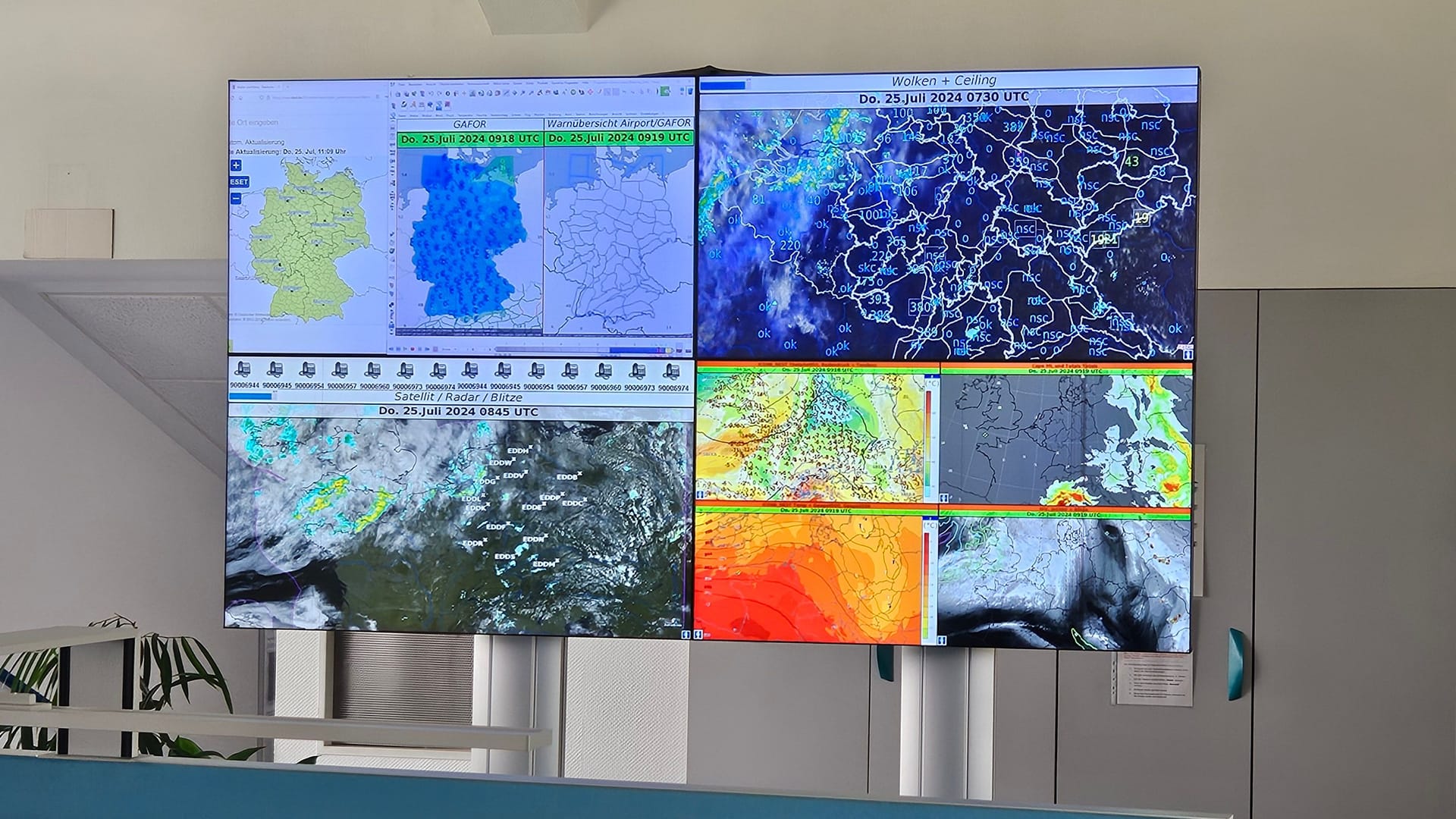 Viele Daten: Auf mehreren Bildschirmen sind verschiedene Radar- und Satellitenaufnahmen zu sehen.