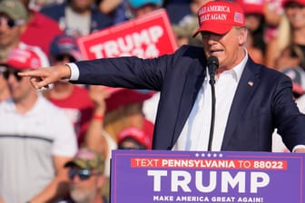 Der republikanische Präsidentschaftsbewerber und ehemalige Präsident Donald Trump spricht während einer Wahlkampfveranstaltung.