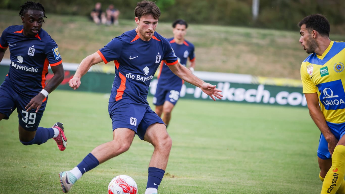 Tim Danhof (m.) und Eliot Muteba (l.): In der ersten Runde des Toto-Pokals trifft 1860 München nun auf den SSV Kasendorf.