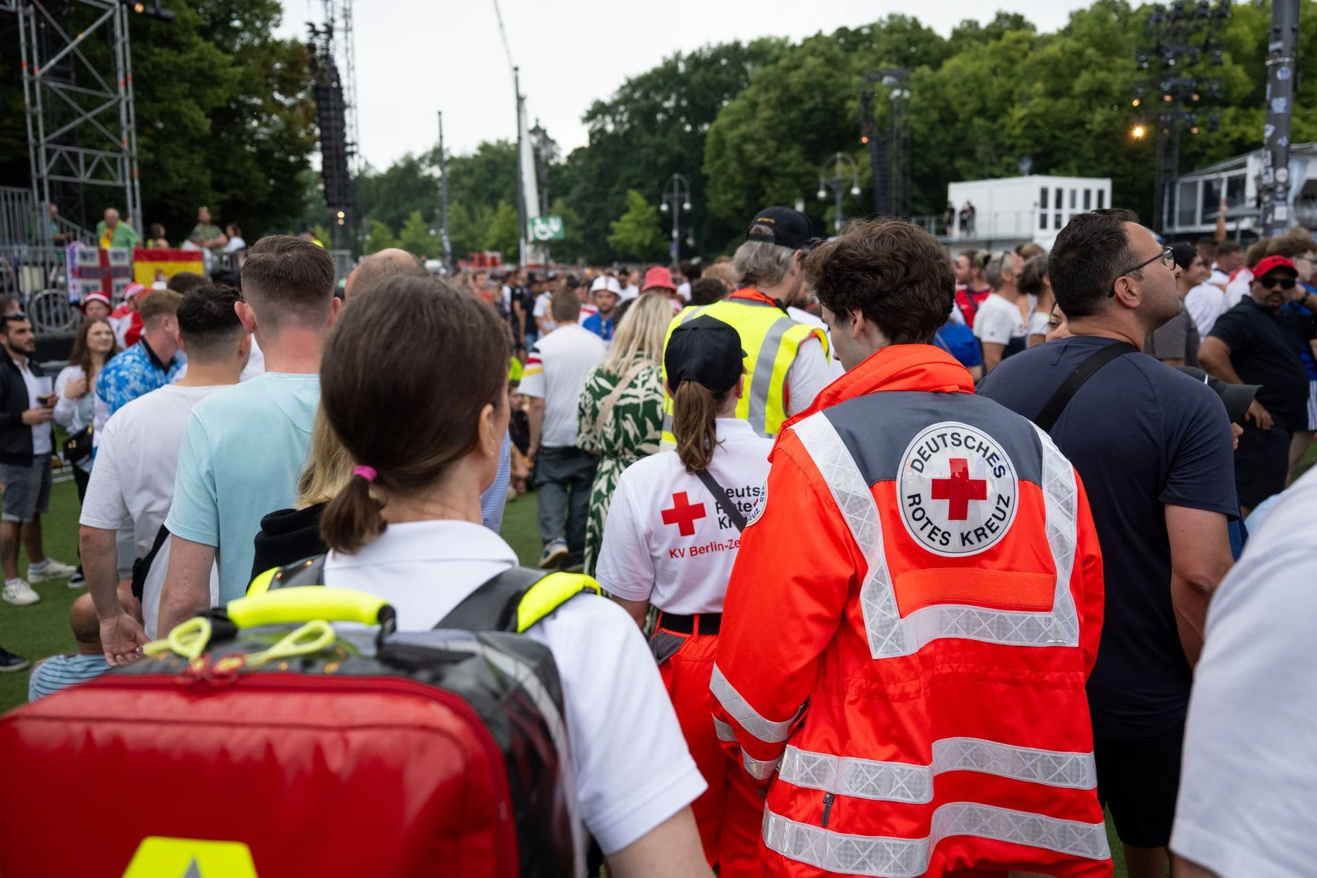 Deutsches Rotes Kreuz auf der Berliner Fanmeile