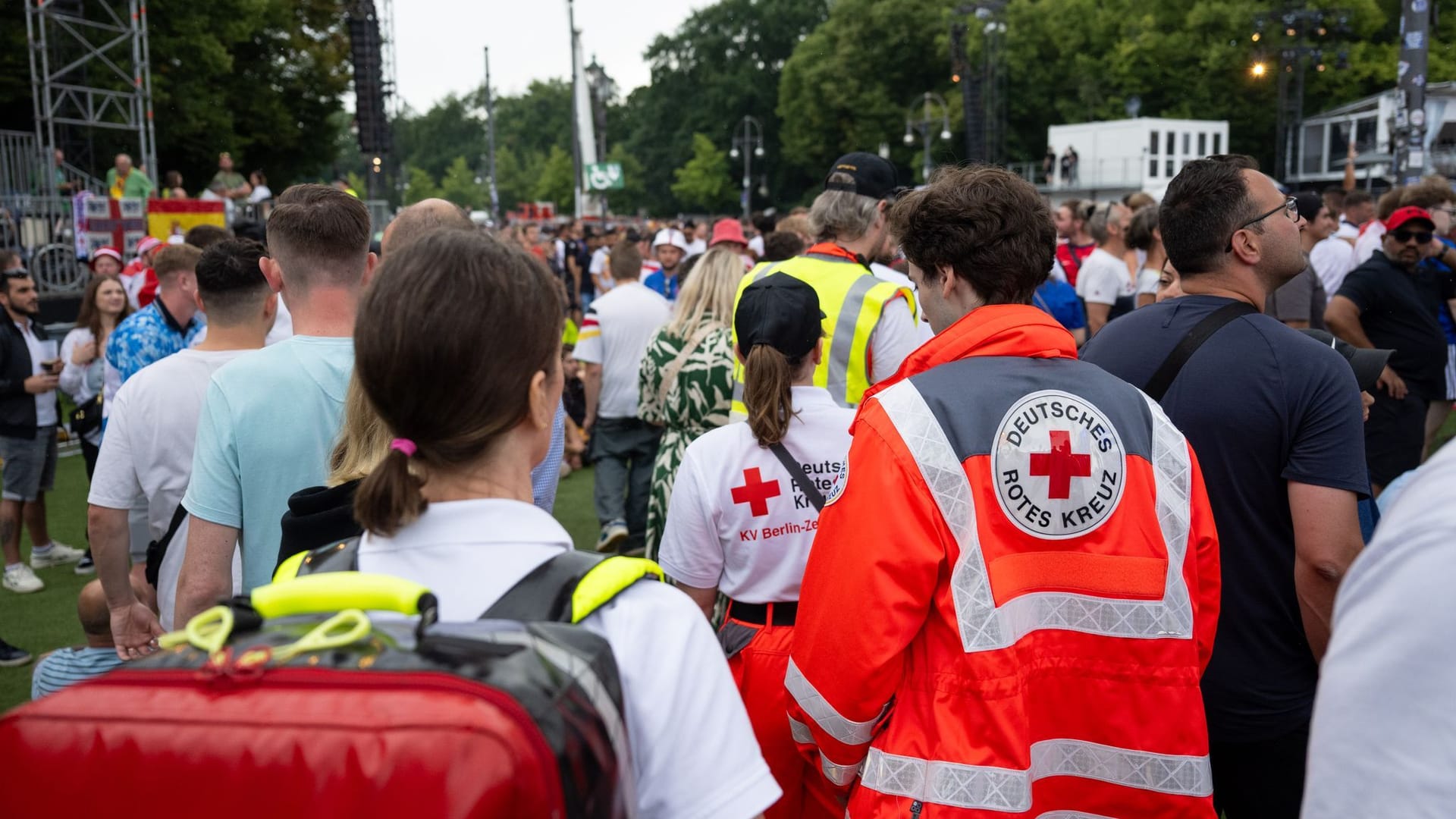 Deutsches Rotes Kreuz auf der Berliner Fanmeile