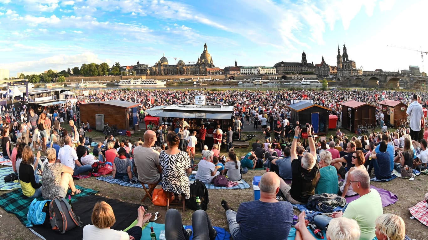 Bei der "Kaisermania" 2019 gesellten sich zu den 50.000 Konzertbesuchern mit Ticket noch Tausende Fans mit Picknickdecken.