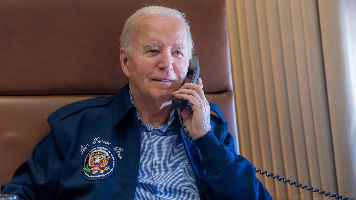 Joe Biden telefoniert (Archivbild): Der US-Präsident will seinen Wahlkampf wohl trotz der Debatte um sein Alter fortsetzen.
