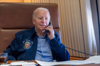 Joe Biden telefoniert (Archivbild): Der US-Präsident will seinen Wahlkampf wohl trotz der Debatte um sein Alter fortsetzen.