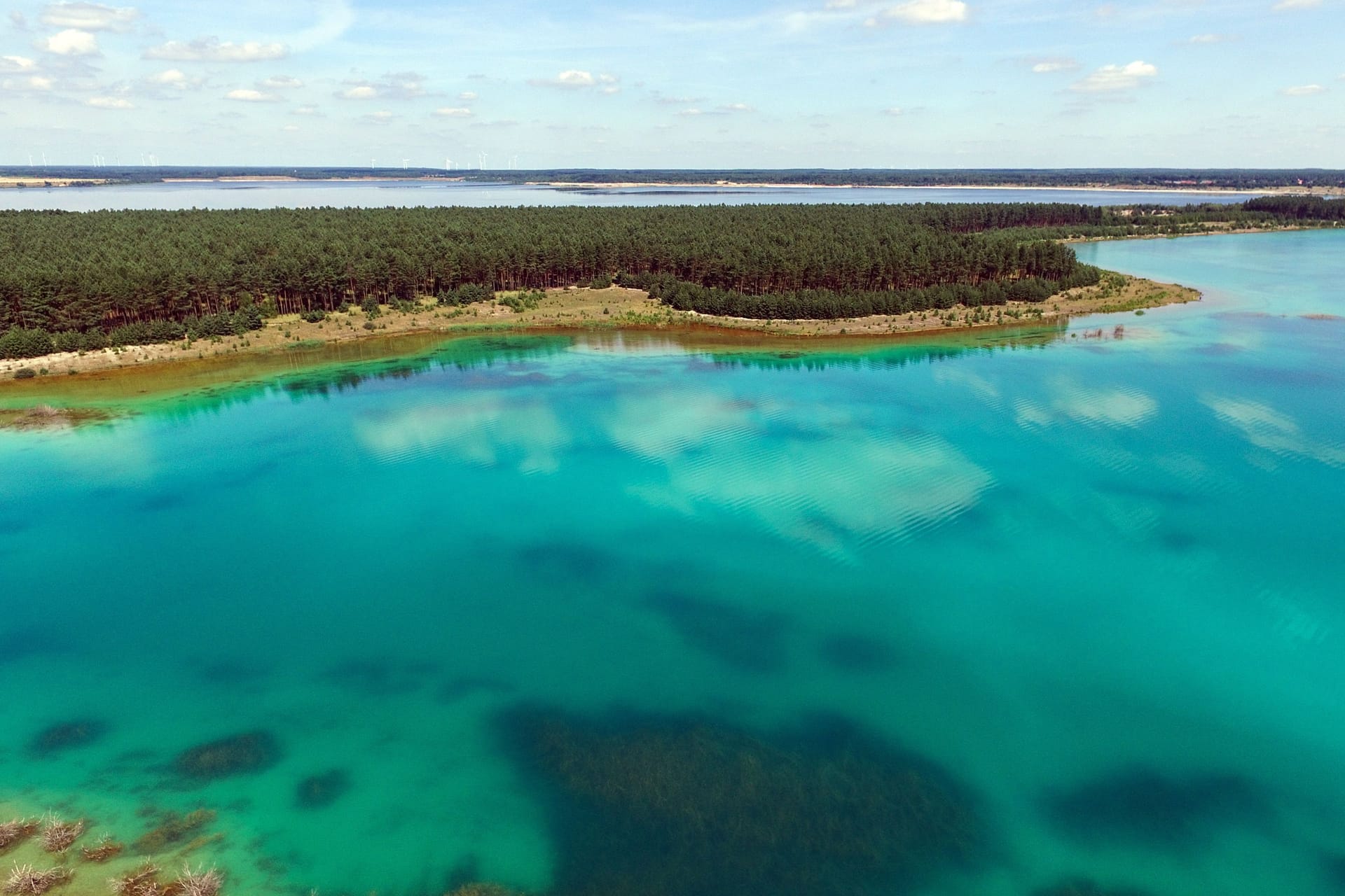 Azurblau schimmert das Wasser des Partwitzer Sees: