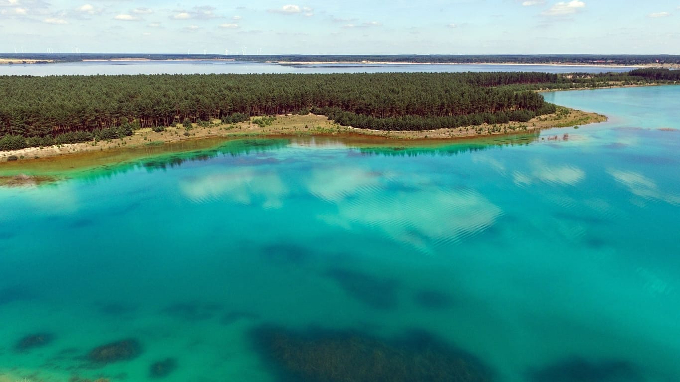 Azurblau schimmert das Wasser des Partwitzer Sees: