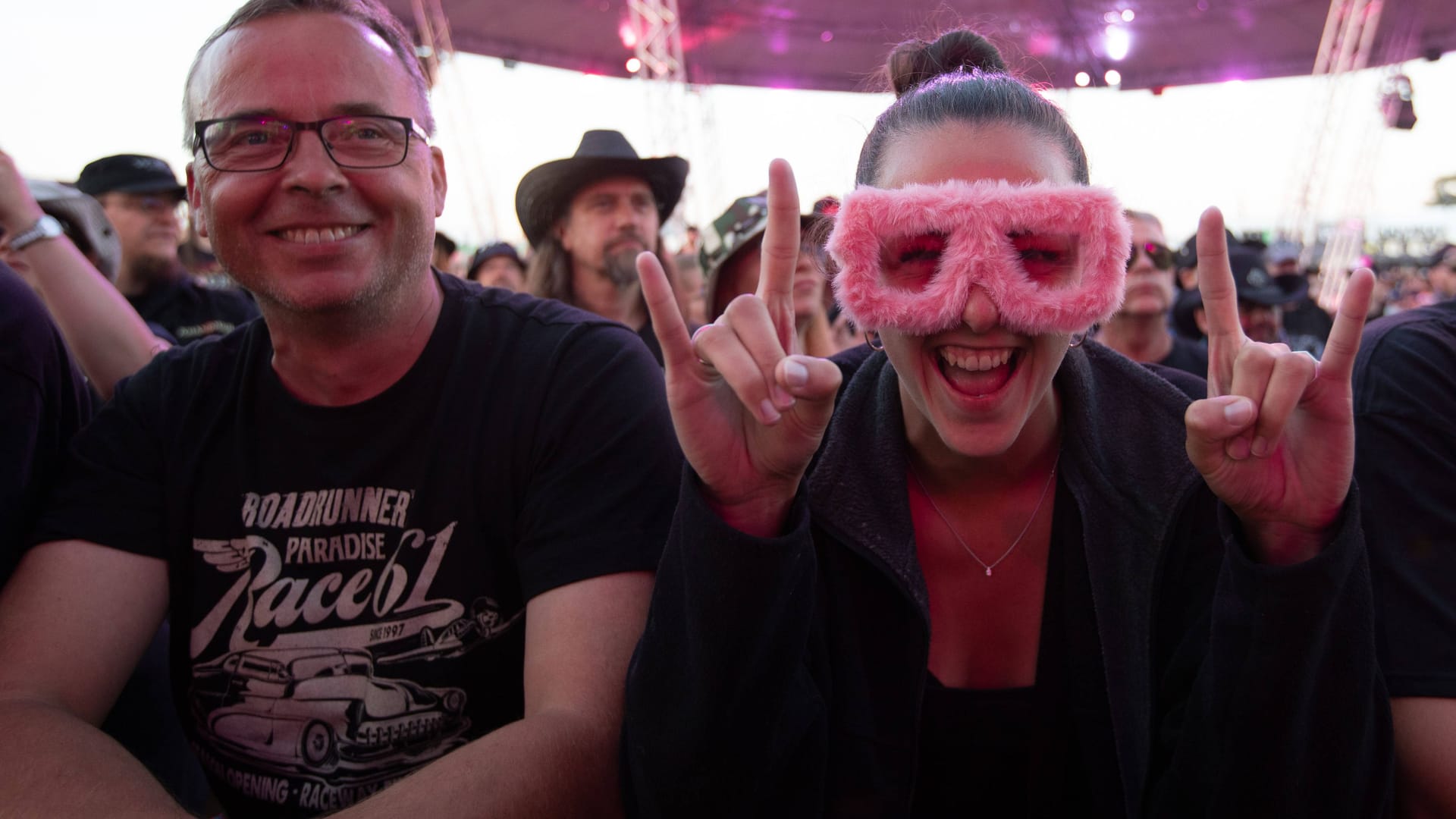 Wacken entspannt: Bei sonnigem Wetter feiern die Fans auf den Vorplätzen bereits vor dem offiziellen Festival-Start.