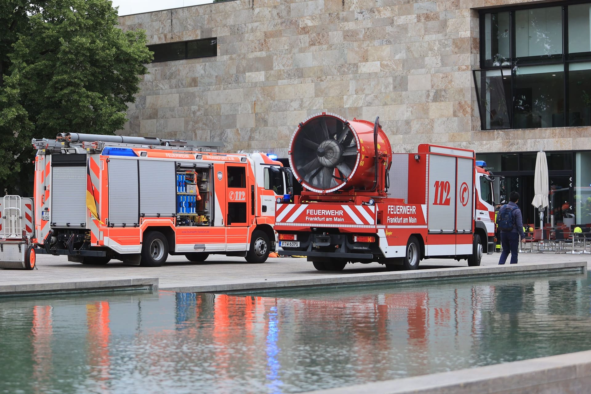 Die Feuerwehr ist auf dem Campus vor Ort: Es soll eine dichte Rauchentwicklung geben.