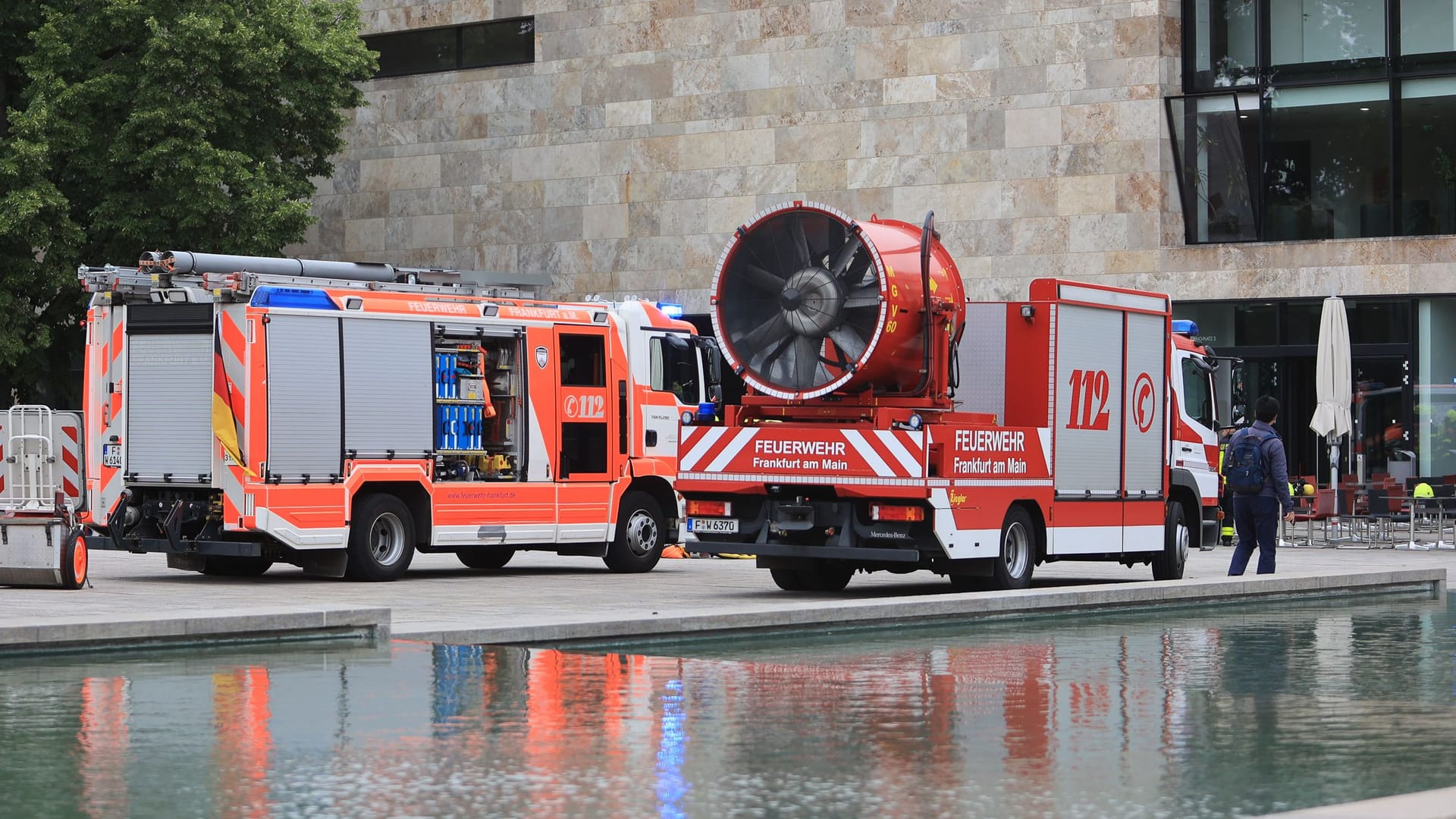 Die Feuerwehr ist auf dem Campus vor Ort: Es soll eine dichte Rauchentwicklung geben.