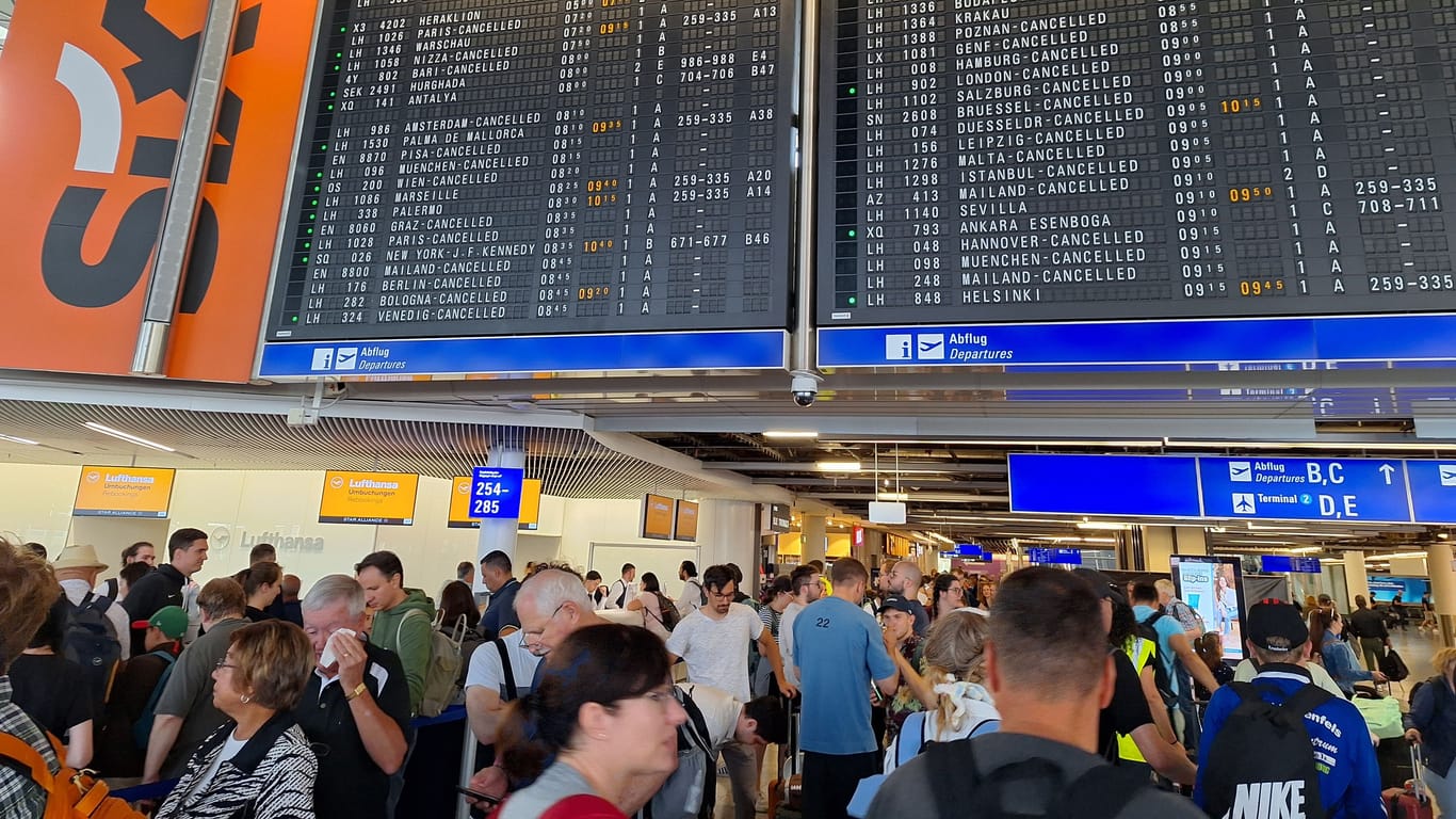 Menschenmengen am Frankfurter Airport: Klimaaktivisten haben am heutigen Donnerstagmorgen den Flugverkehr am Frankfurter Flughafen vorübergehend lahmgelegt. Die Demonstranten drangen auf das Gelände des Airports ein und klebten sich an verschiedenen Stellen fest.