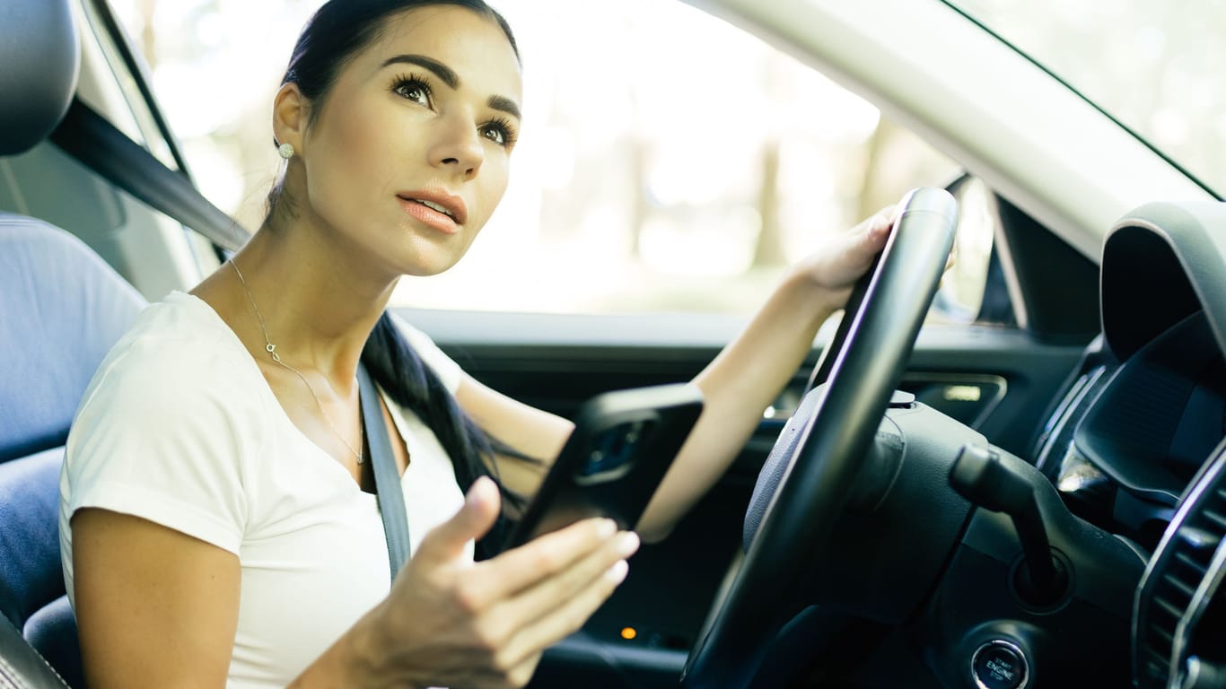 Verboten: Beim Autofahren hat das Telefon nichts in der Hand zu suchen. Aber wie darf man es benutzen?