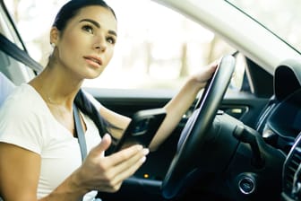 Verboten: Beim Autofahren hat das Telefon nichts in der Hand zu suchen. Aber wie darf man es benutzen?