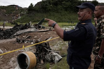 Flugzeugunfall in Nepal: Retter an der Unglücksstelle.