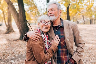 Zufriedenes älteres Paar: Für die Beamtenpension gibt es eine gesetzlich festgelegte Untergrenze.
