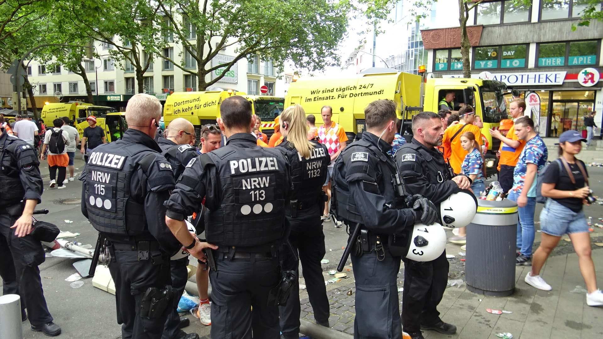 Dortmunder Innenstadt: Polizisten haben die Fans im Blick.