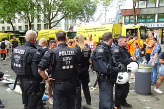 Dortmunder Innenstadt: Polizisten haben die Fans im Blick.