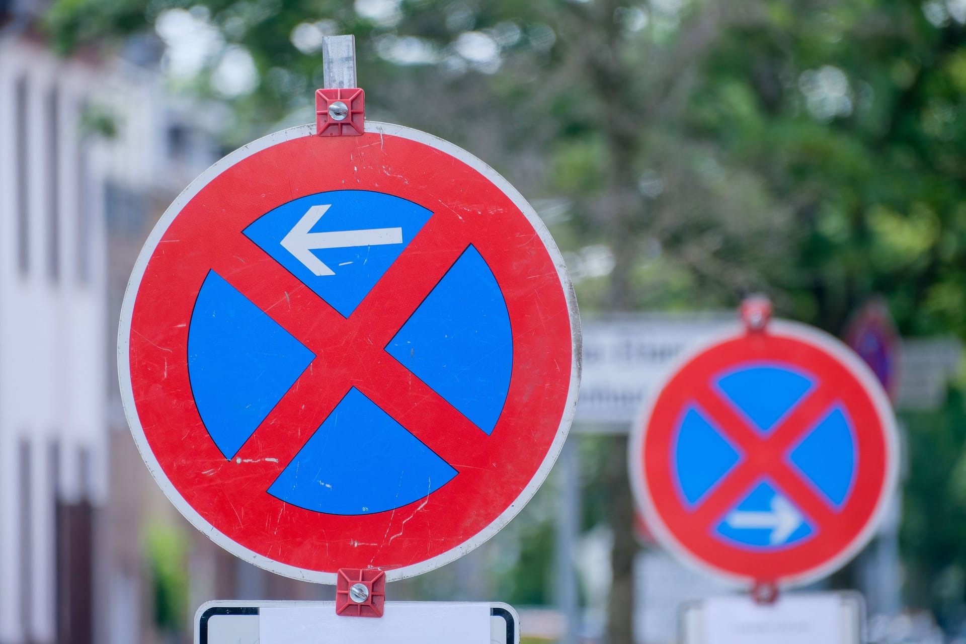 Halteverbot: Im Zusammenhang mit Baustellen oder Umzügen gibt es auch mobile Halteverbotsschilder, die nur vorübergehend aufgestellt werden.