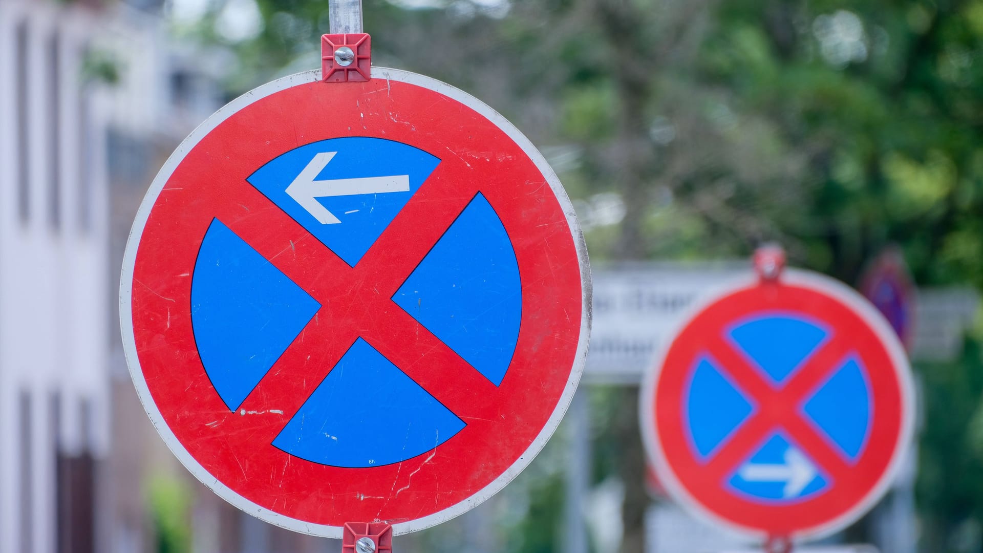 Halteverbot: Im Zusammenhang mit Baustellen oder Umzügen gibt es auch mobile Halteverbotsschilder, die nur vorübergehend aufgestellt werden.