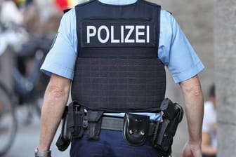 Ein Polizist im Einsatz (Symbolbild): In Hamburg wurde ein Mann nach einem Angriff auf ein kleines Mädchen festgenommen.