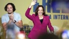 US-Vizepräsidentin Kamala Harris im Wahlkampf in Florida, neben ihr der Schauspieler Anthony Ramos.