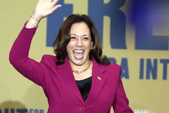 US-Vizepräsidentin Kamala Harris im Wahlkampf in Florida, neben ihr der Schauspieler Anthony Ramos.