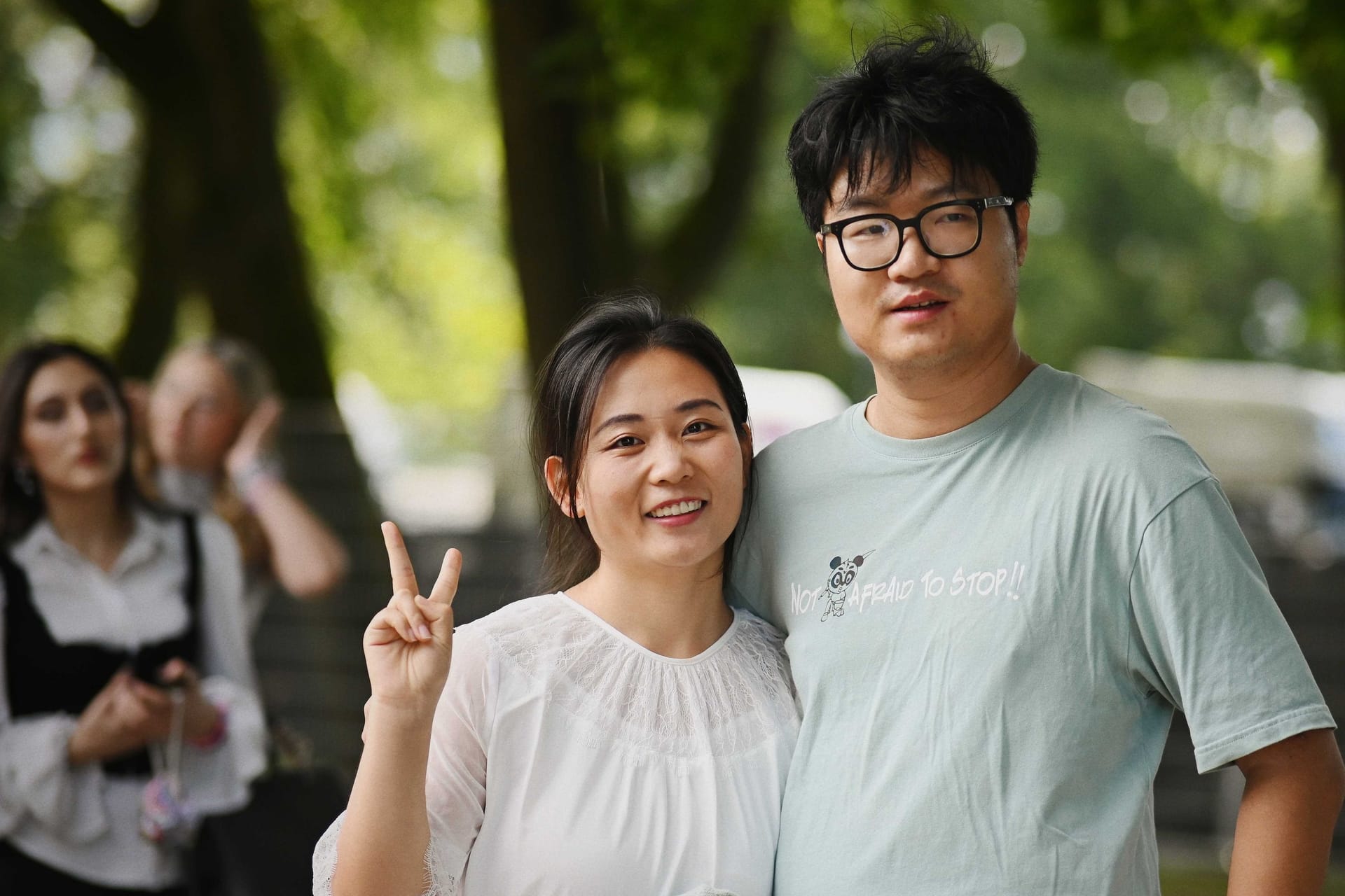 Xiangli Wang und Yao Xu sind aus China angereist, um Taylor Swift in Hamburg auf der Bühne zu sehen.