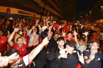 Türkische Fußballfans feierten am Samstagabend trotz der Niederlage ihres Nationalteams am Nürnberger Plärrer. Dabei zeigten mehrere von ihnen den Wolfsgruß.